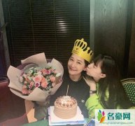 欧阳娜娜为妈妈庆生 妈妈手捧鲜花一脸幸福看着镜头