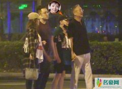 宋丹丹携全家唱K 一家人行走街头画面温馨有爱