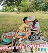 李嘉欣与8岁儿子亲吻 照片传出来以后却被网友批评
