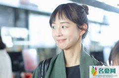 张钧甯剪刘海减龄 扎丸子头搭配绿色外套十分青春洋溢