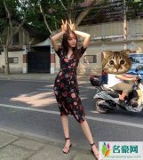 迪丽热巴晒游客照 双手比V搞怪留影逗趣十足
