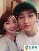 宋仲基离婚后近照 与女友人亲密合照笑容满面