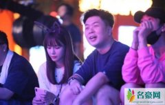 杜海涛沈梦辰现身 两人坐在广场地上非常接地气