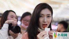 江疏影机场吃辣条 与粉丝有说有笑分享吃货心得