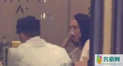 董璇与黄海波聚会 一行人端着小酒杯喝酒聊天不亦乐乎
