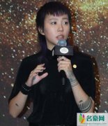 窦靖童留狗啃式刘海 男友风装扮雅痞少女视觉感