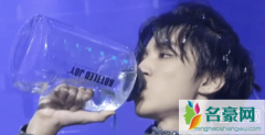 王俊凯水壶牌子是什么？如何评价王俊凯