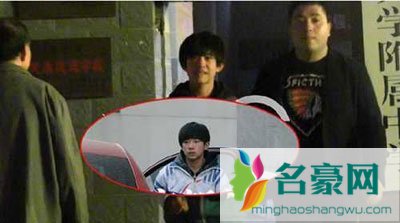 tfboys千玺打屁股故事 易烊千玺被打屁股罚跪