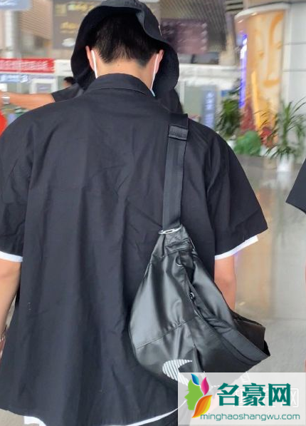 王一博耐克黑色挎包型号是多少 王一博同款包哪里买