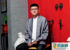 袁腾飞眼睛怎么了 一大一小是做手术了还是被打了