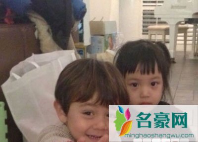 刘烨的女儿和儿子照片 刘烨晒儿子和狗萌照