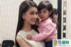 周杰伦女儿近照 喝着奶茶穿着大衣样子真像个傲娇小公主