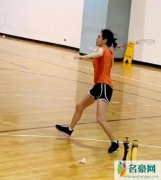 小S戴眼镜打羽毛球 四肢纤细好看身材毫无赘肉