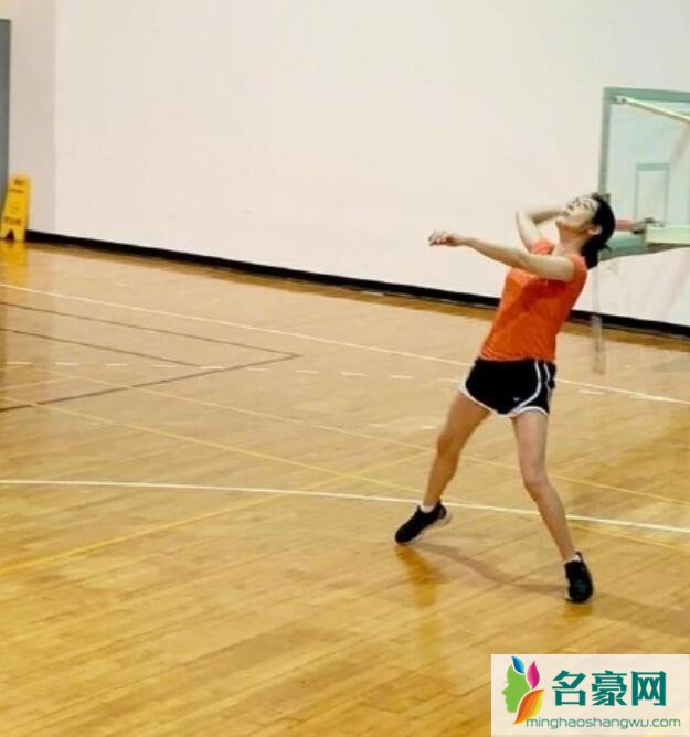 小S戴眼镜打羽毛球