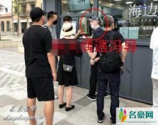 网友偶遇冯小刚徐帆夫妇 在小摊子前买食物十分接地气