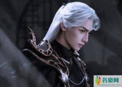 罗云熙黑衣银发造型 像漫画中走出来的人物太精致了