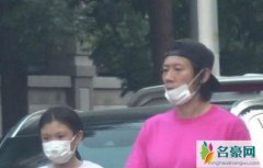 夏雨带女儿逛街 女儿眉目清秀五官精致好看