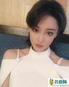 张馨予短发自拍 穿白色露肩装帅气又温柔妩媚