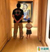 周杰伦晒父子合照 两人摆出同框姿势画面温馨幸福