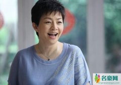 58岁宋丹丹打高尔夫 动作熟练脚踩运动鞋装备齐全