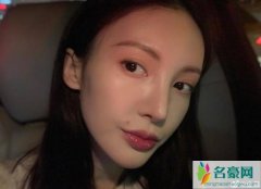 金晨撞脸吴昕 面对镜头嘟嘴皮肤白皙非常精致好看