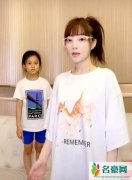 李小璐甜馨皮肤色差 两人同框形成了大反差令人震惊