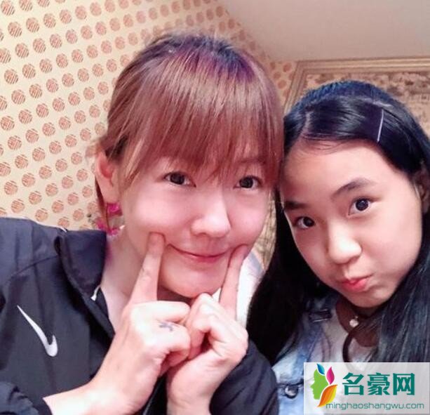 小S晒二女儿暧昧情诗
