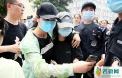 张子枫考场外被围拍 纷纷拿手机一阵猛拍现场混乱