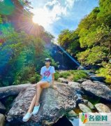 胡杏儿一家三口出游 一家温馨同框充满幸福感