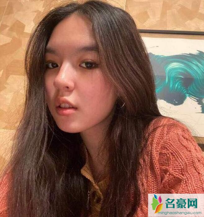 李咏女儿晒多年前自拍