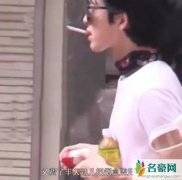井柏然街头抽烟被拍 边抽烟边玩手机非常惬意随性