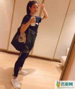 陈妍希背环保袋玩自拍 高扎马尾对镜比耶心情佳