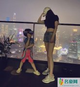 baby晒母子合影 母子两人温馨对视幸福爆棚