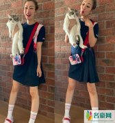 郑秀文晒与爱猫合影 校园打扮单手抱mike好可爱