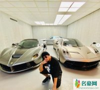 周杰伦晒与超跑合影 戴墨镜摆帅气pose酷帅十足