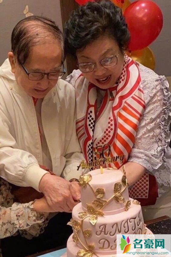 黎姿为爸妈庆金婚