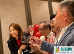 黎姿为爸妈庆金婚：衷心祝愿爸妈幸福安康