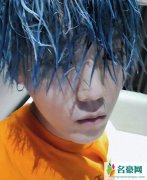 鹿晗深夜晒蓝发自拍 表情冷酷似漫画人物般神秘