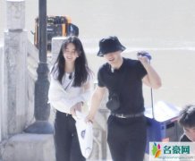 赵丽颖节目路透照曝光 穿白色短袖配小脚裤又甜又酷