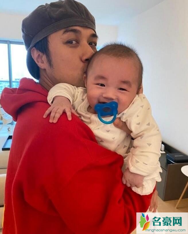 古巨基半岁儿子萌照