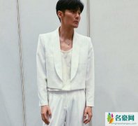 李荣浩晒近照暴瘦明显 看上去骨骼明显引发粉丝担心