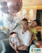 陈小春庆二胎儿子满月 文字简单但充满了满满父爱