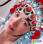 高云翔性侵风波后首晒自拍 戴凤冠配红唇颇为娇俏