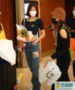 蓝盈莹偶遇张含韵 蓝盈莹获粉丝应援送花害羞露笑