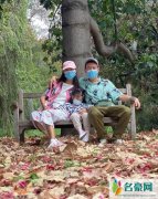 陈冠希携妻女出游 夫妻俩穿着情侣眉眼带笑超温馨
