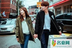 女生莫名其妙不开心怎么哄，喜欢的女生不开心应该怎么办