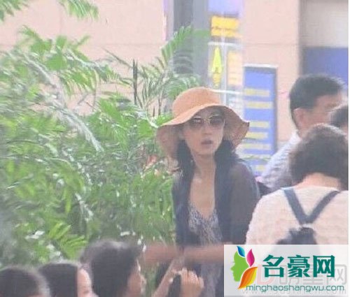 曝韩雪和老公女儿一家同框 网友：你确定不是老爸？