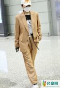 宁静机场跳舞 一边滑步一边抖肩超有女团范儿
