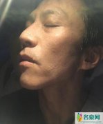 邓超晒侧颜照 下颚线分明脸颊消瘦帅气十足
