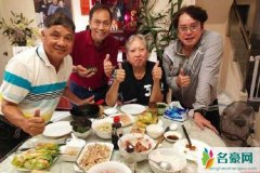 谭咏麟与好友聚餐 洪金宝对镜比耶心情好身体依旧硬朗